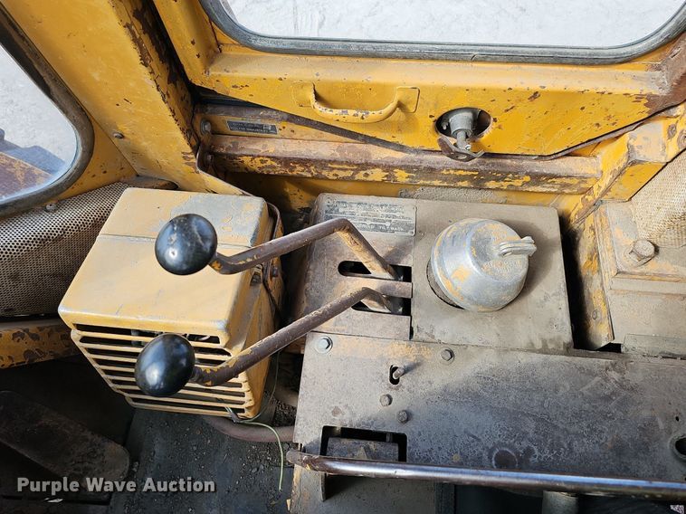 image for item DQ8611 1974 Caterpillar 950 wheel loader