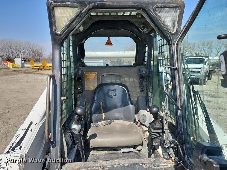 image for item DQ8617 2007 Bobcat S330 skid steer loader