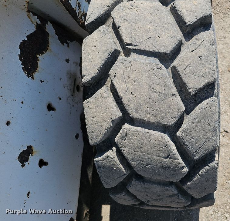 image for item DQ8617 2007 Bobcat S330 skid steer loader