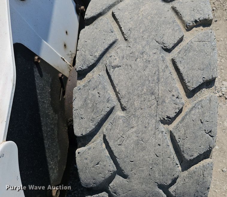 image for item DQ8617 2007 Bobcat S330 skid steer loader