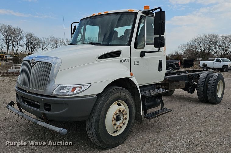 image for item DQ8618 2004 International 4200 truck cab and chassis
