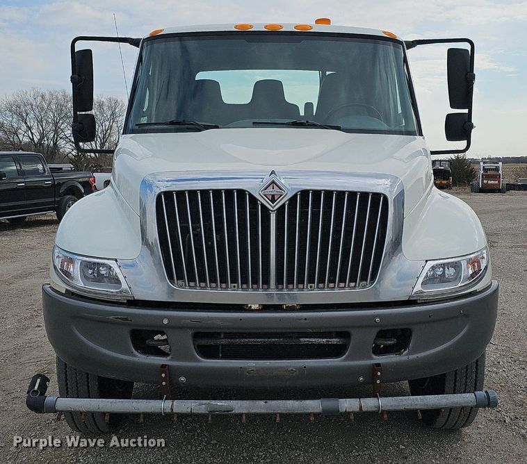 image for item DQ8618 2004 International 4200 truck cab and chassis