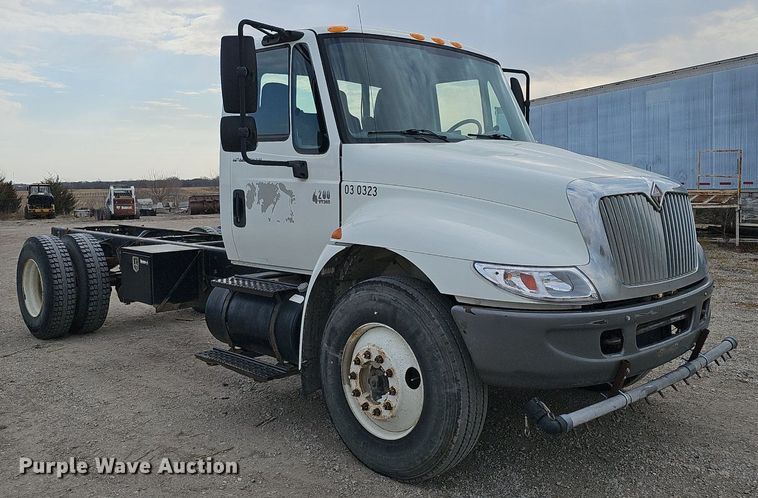 image for item DQ8618 2004 International 4200 truck cab and chassis