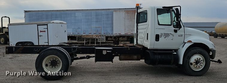 image for item DQ8618 2004 International 4200 truck cab and chassis