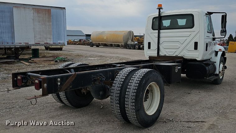 image for item DQ8618 2004 International 4200 truck cab and chassis