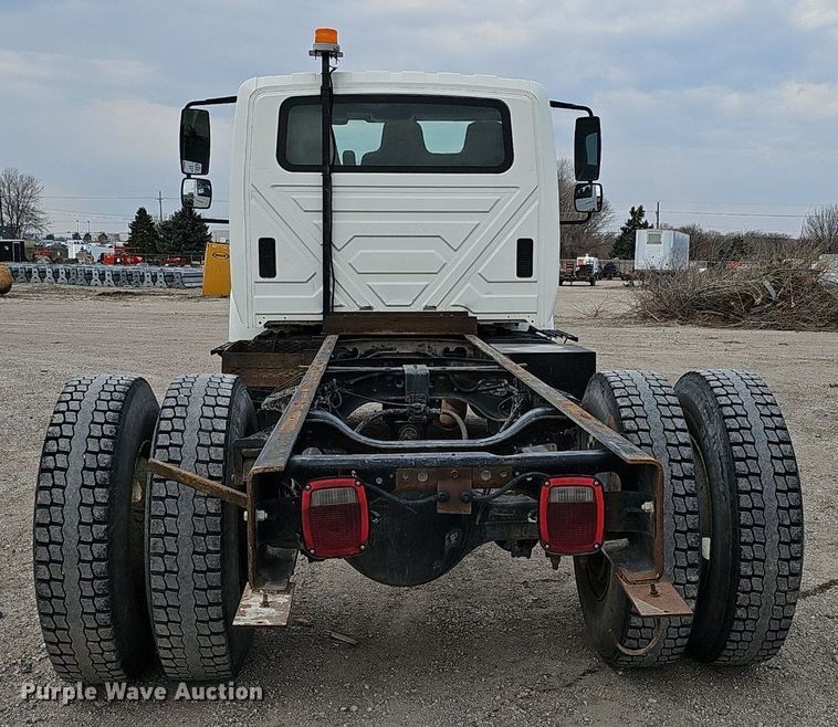 image for item DQ8618 2004 International 4200 truck cab and chassis