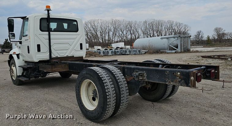 image for item DQ8618 2004 International 4200 truck cab and chassis