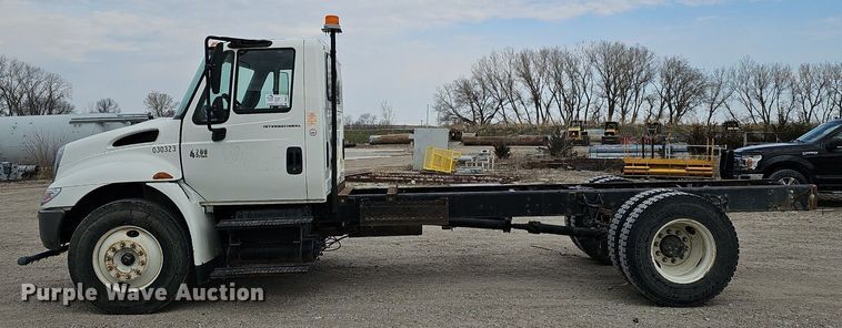 image for item DQ8618 2004 International 4200 truck cab and chassis