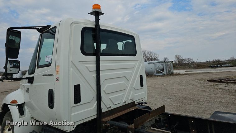 image for item DQ8618 2004 International 4200 truck cab and chassis