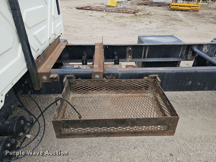 image for item DQ8618 2004 International 4200 truck cab and chassis