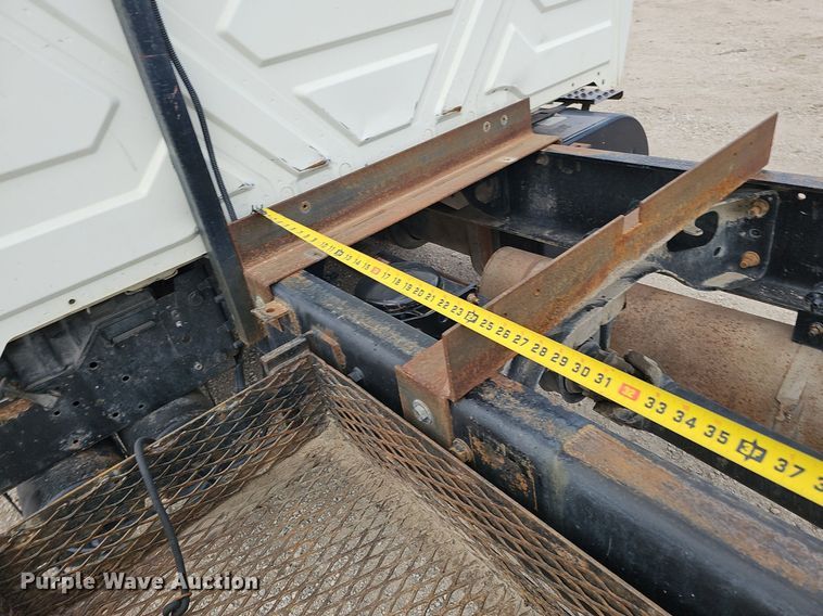 image for item DQ8618 2004 International 4200 truck cab and chassis