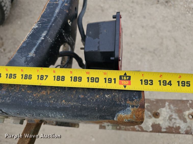 image for item DQ8618 2004 International 4200 truck cab and chassis