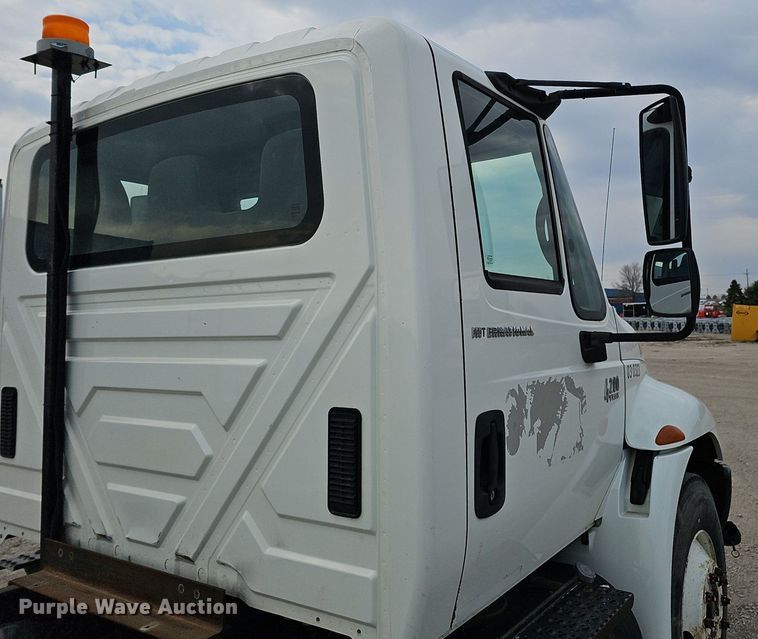 image for item DQ8618 2004 International 4200 truck cab and chassis