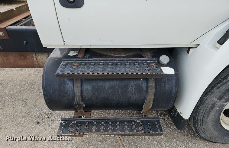 image for item DQ8618 2004 International 4200 truck cab and chassis