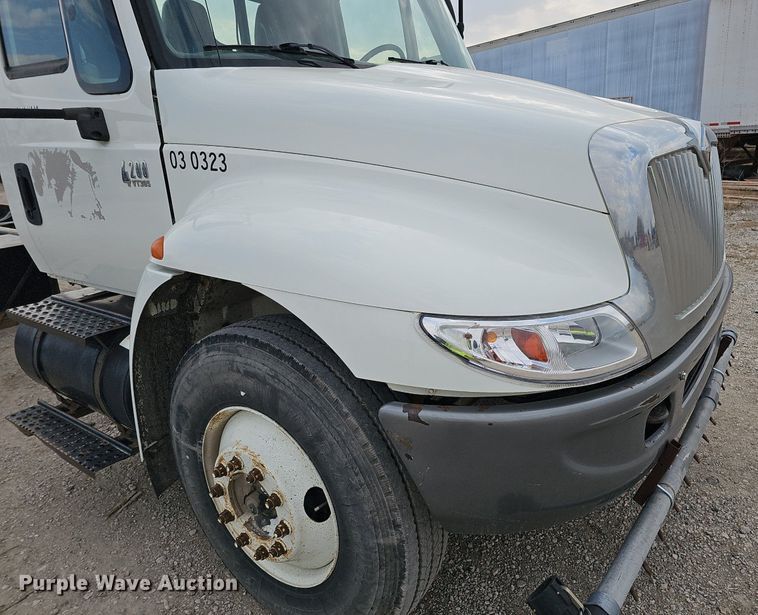 image for item DQ8618 2004 International 4200 truck cab and chassis