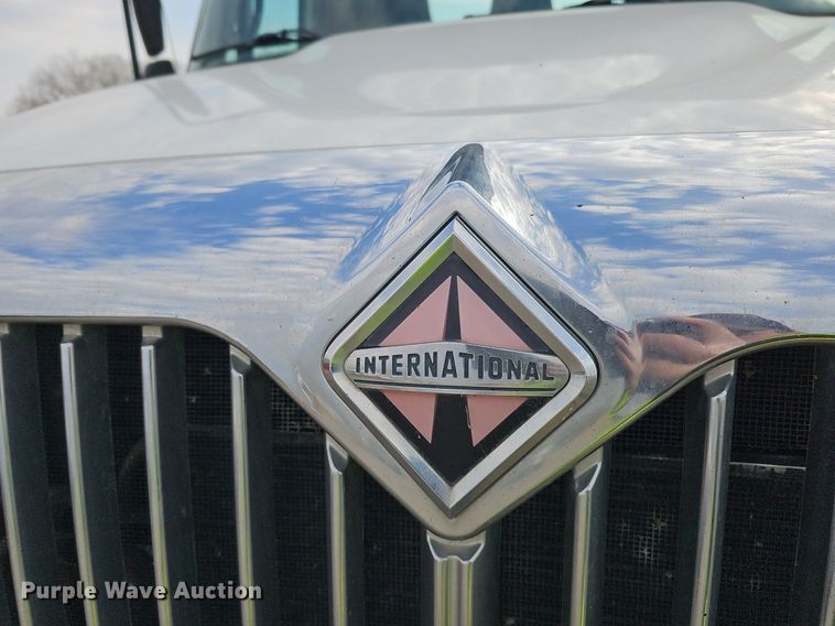 image for item DQ8618 2004 International 4200 truck cab and chassis