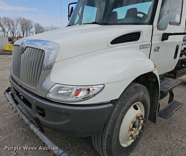 image for item DQ8618 2004 International 4200 truck cab and chassis