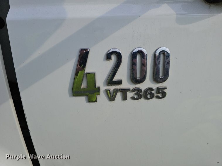 image for item DQ8618 2004 International 4200 truck cab and chassis