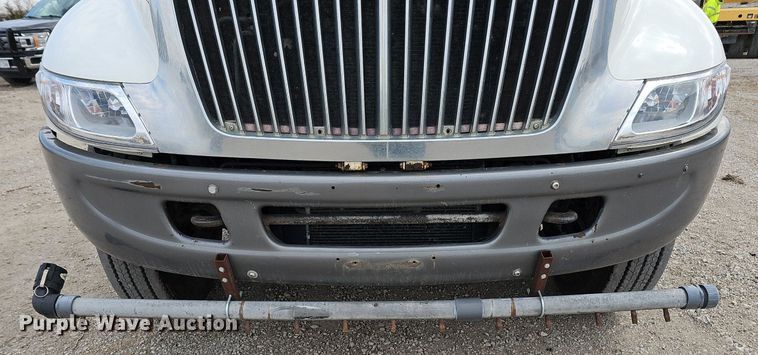 image for item DQ8618 2004 International 4200 truck cab and chassis