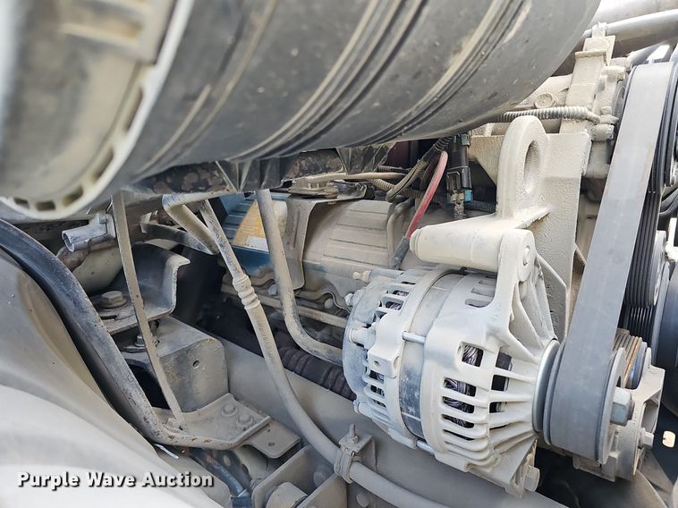 image for item DQ8618 2004 International 4200 truck cab and chassis