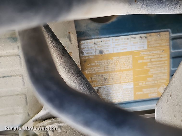 image for item DQ8618 2004 International 4200 truck cab and chassis