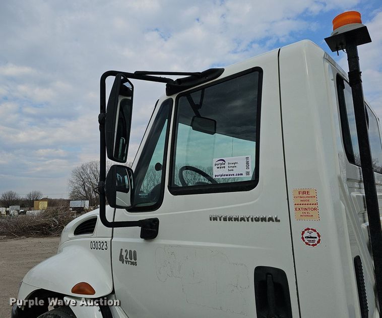 image for item DQ8618 2004 International 4200 truck cab and chassis