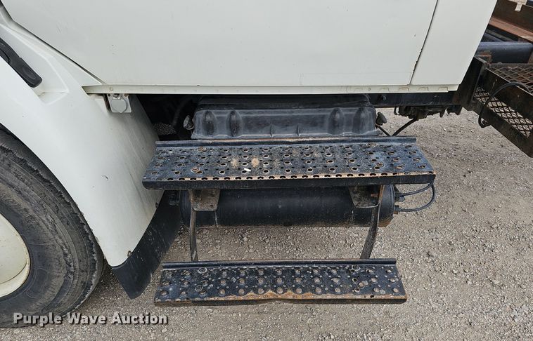 image for item DQ8618 2004 International 4200 truck cab and chassis