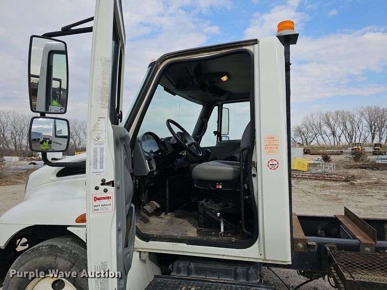 image for item DQ8618 2004 International 4200 truck cab and chassis