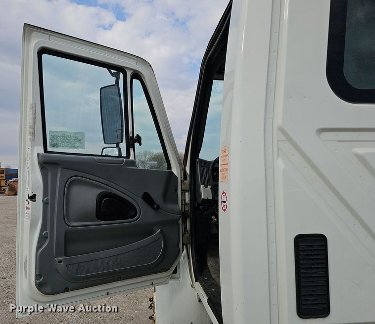 image for item DQ8618 2004 International 4200 truck cab and chassis