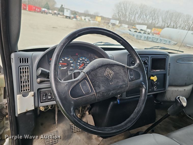 image for item DQ8618 2004 International 4200 truck cab and chassis