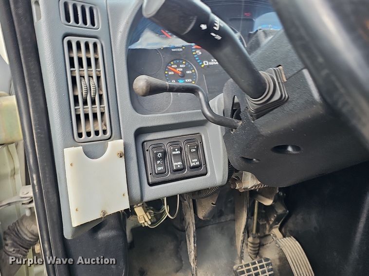 image for item DQ8618 2004 International 4200 truck cab and chassis