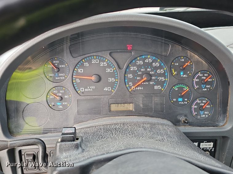 image for item DQ8618 2004 International 4200 truck cab and chassis