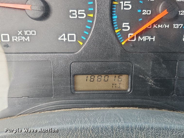 image for item DQ8618 2004 International 4200 truck cab and chassis