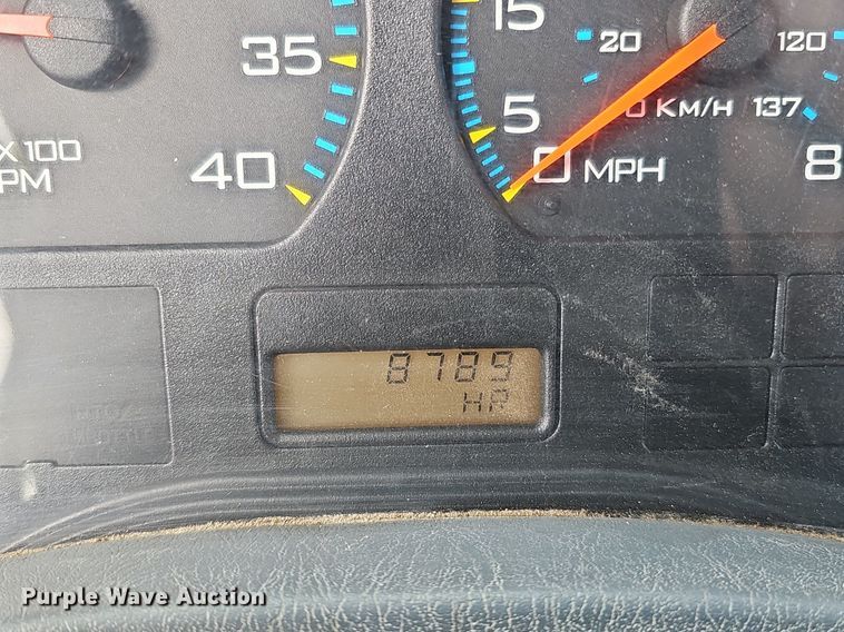 image for item DQ8618 2004 International 4200 truck cab and chassis