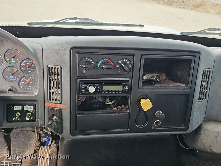 image for item DQ8618 2004 International 4200 truck cab and chassis