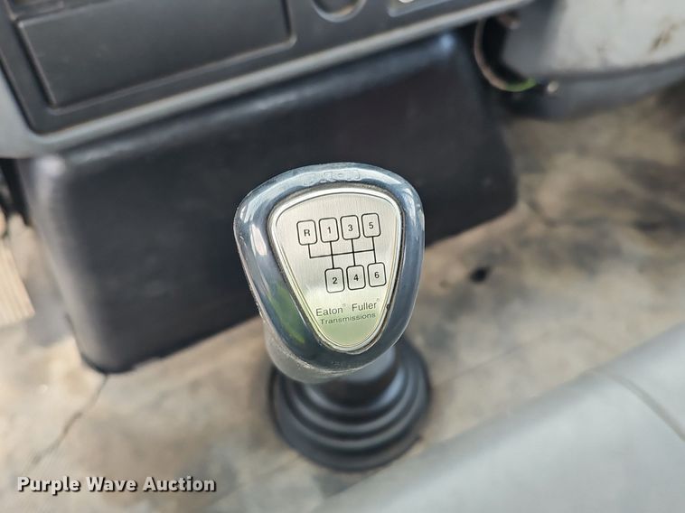 image for item DQ8618 2004 International 4200 truck cab and chassis