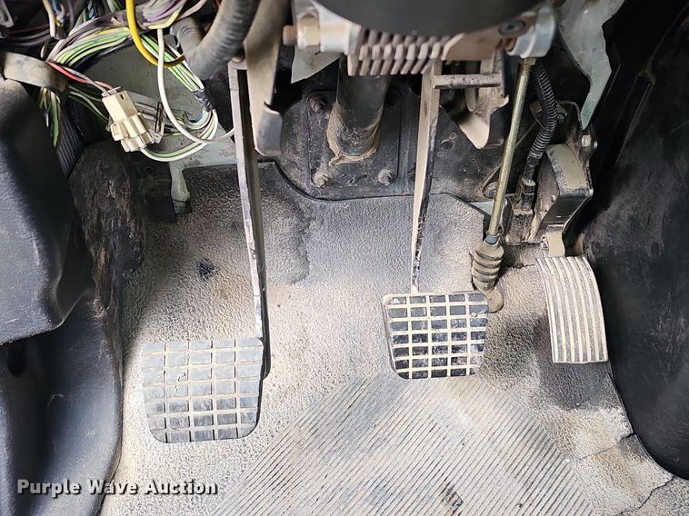 image for item DQ8618 2004 International 4200 truck cab and chassis