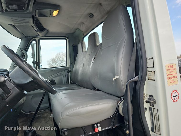 image for item DQ8618 2004 International 4200 truck cab and chassis