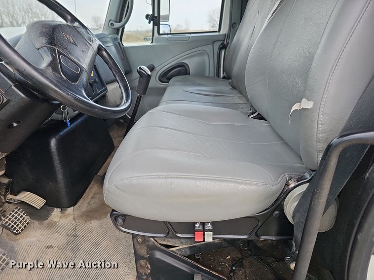 image for item DQ8618 2004 International 4200 truck cab and chassis