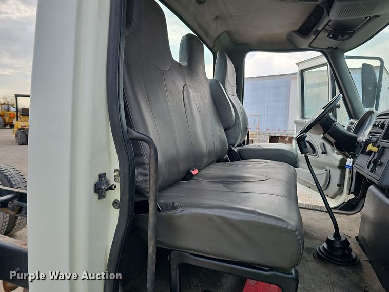 image for item DQ8618 2004 International 4200 truck cab and chassis