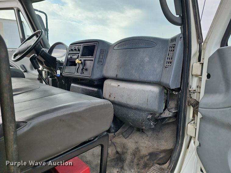 image for item DQ8618 2004 International 4200 truck cab and chassis