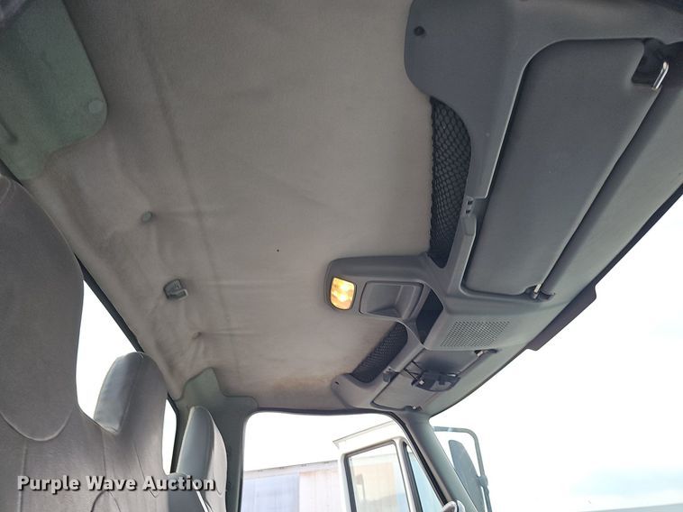 image for item DQ8618 2004 International 4200 truck cab and chassis