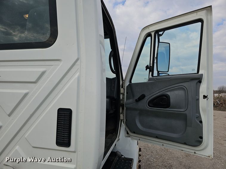 image for item DQ8618 2004 International 4200 truck cab and chassis