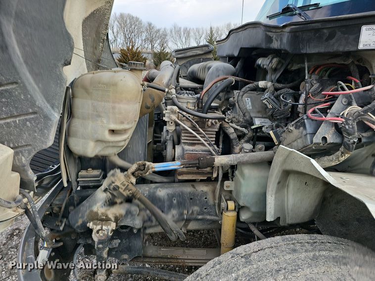 image for item DQ8618 2004 International 4200 truck cab and chassis