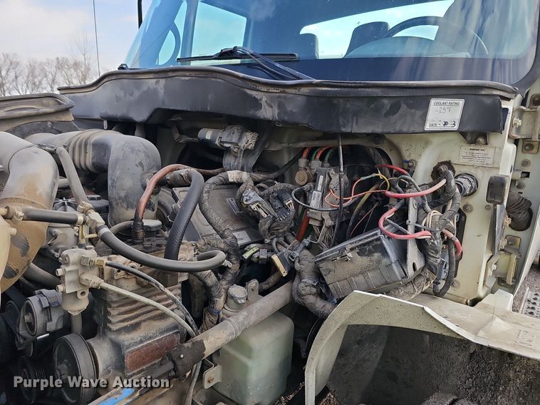 image for item DQ8618 2004 International 4200 truck cab and chassis