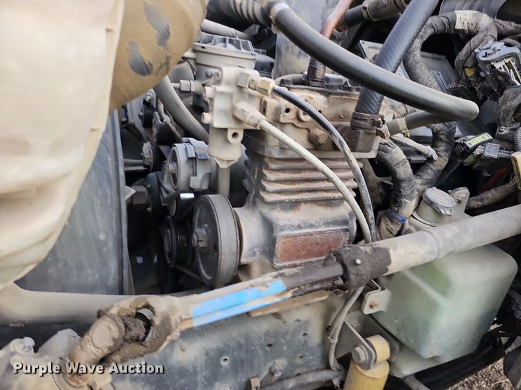 image for item DQ8618 2004 International 4200 truck cab and chassis