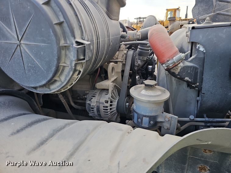 image for item DQ8618 2004 International 4200 truck cab and chassis