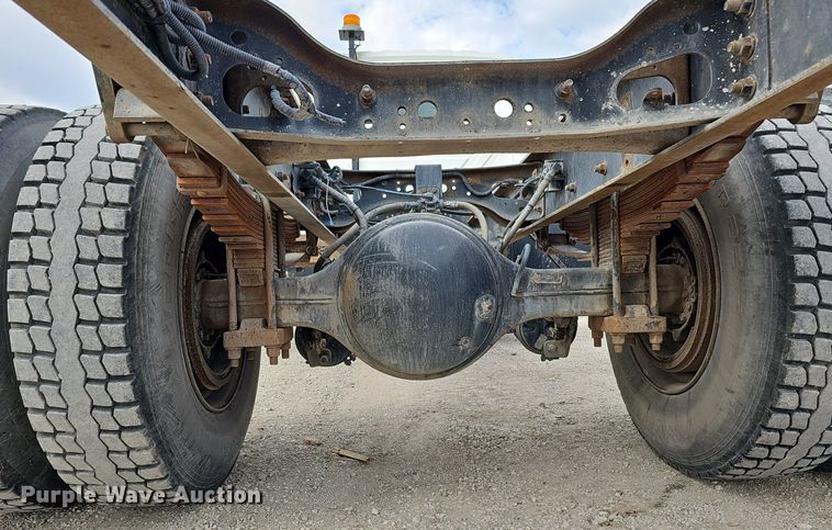 image for item DQ8618 2004 International 4200 truck cab and chassis