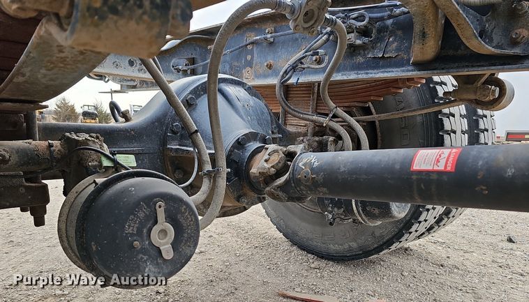 image for item DQ8618 2004 International 4200 truck cab and chassis