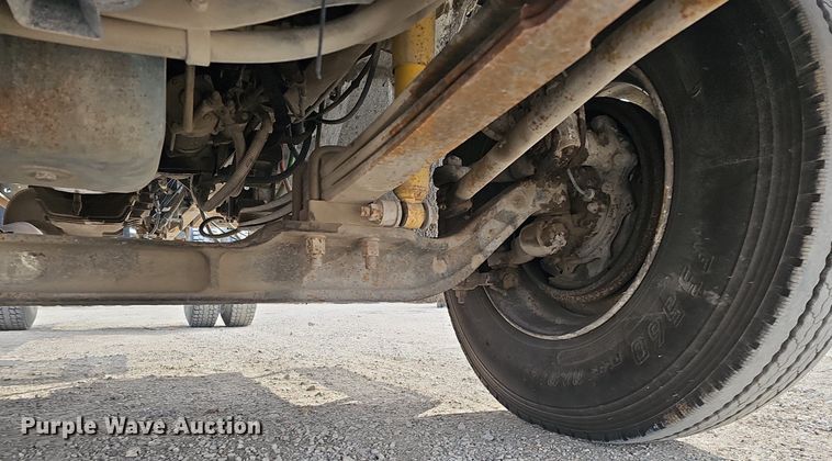 image for item DQ8618 2004 International 4200 truck cab and chassis